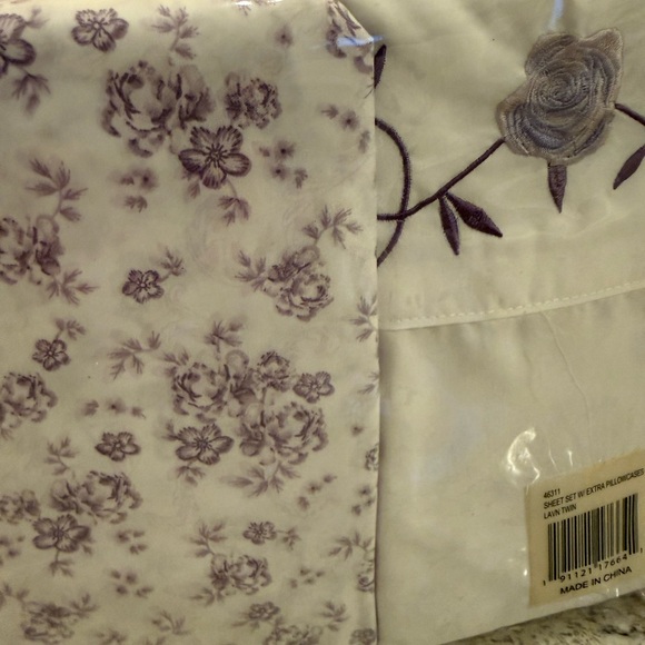Floral Purple and White Bedding Set - Picture 2 of 3